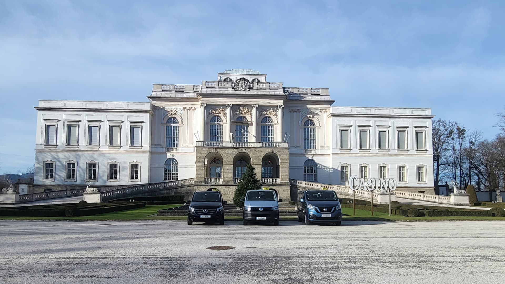 Die Taxi-Flotte von Ani´s Taxi beim Casino Salzburg