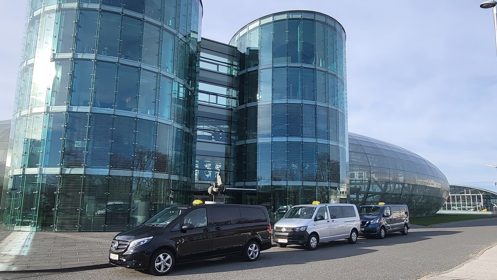 Impression der Fahrzeuge von Anis Taxi beim Hangar 7 Salzburg